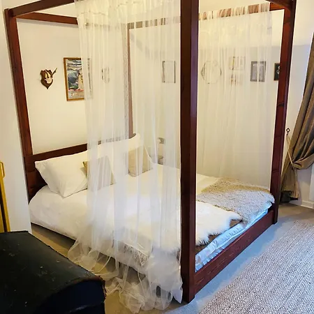 Quirky 10 Min Walk To With Free Parking *