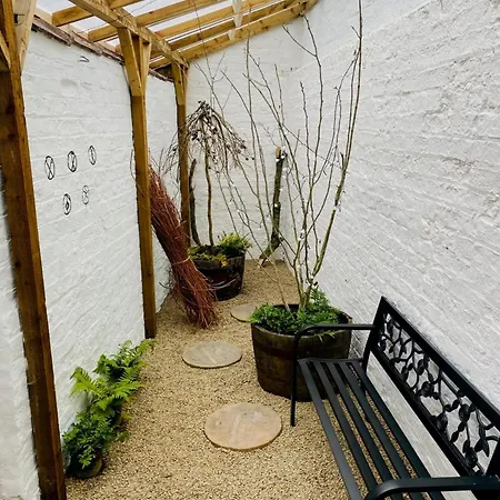 Quirky 10 Min Walk To With Free Parking