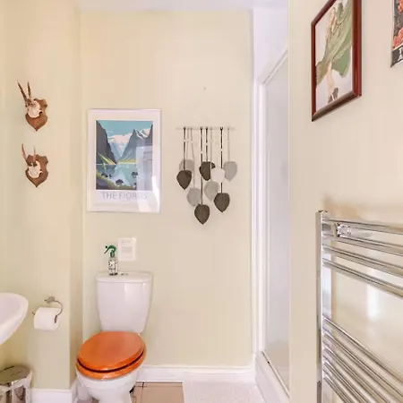 Quirky 10 Min Walk To With Free Parking