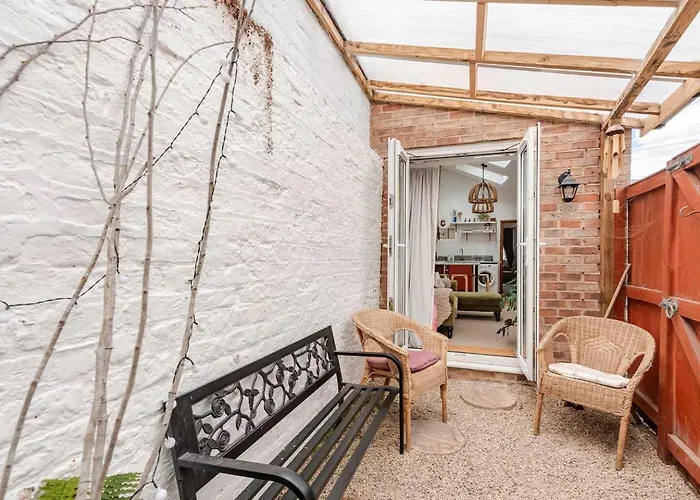 Quirky 10 Min Walk To With Free Parking Apartment