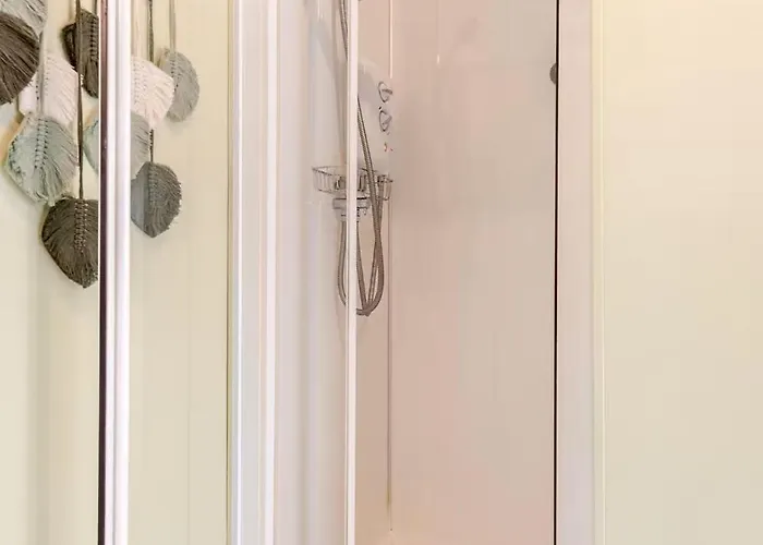 Quirky 10 Min Walk To With Free Parking Apartment