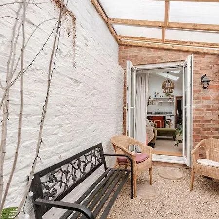 Quirky 10 Min Walk To With Free Parking Apartmán