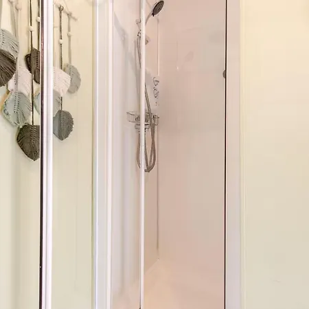 Quirky 10 Min Walk To With Free Parking Apartment